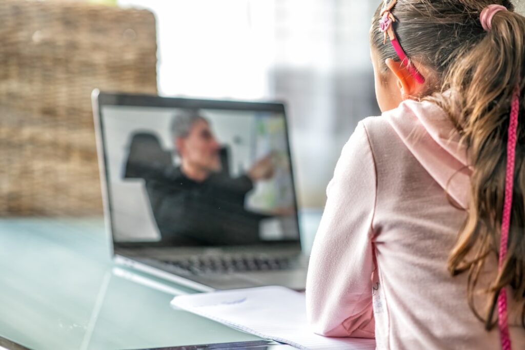 Czy kurs online może zastąpić tradycyjne zajęcia?