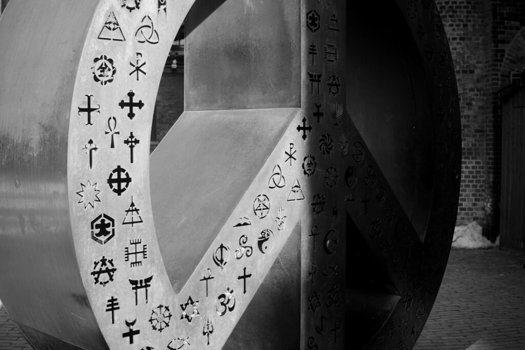 Skąd wzięły się symbole, których używamy codziennie bez znajomości ich znaczenia