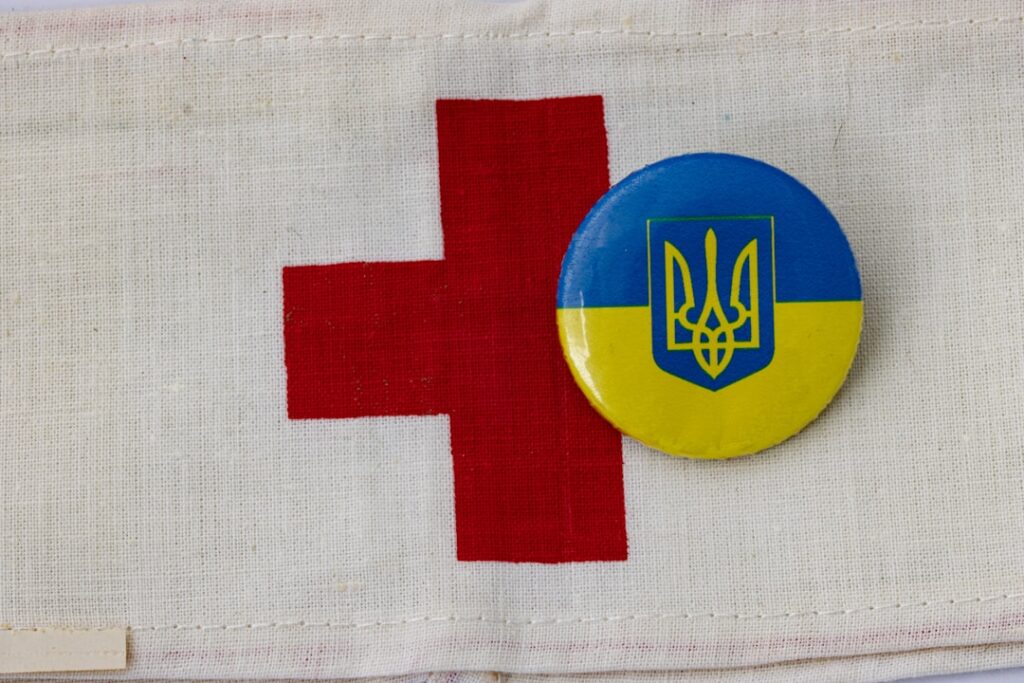 W cieniu syren i zniszczeń. Jak funkcjonuje ochrona zdrowia w ogarniętej wojną Ukrainie?
