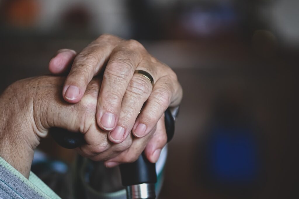 Związek emerytur z ochroną zdrowia: Jak finanse seniorów wpływają na polskie szpitale?