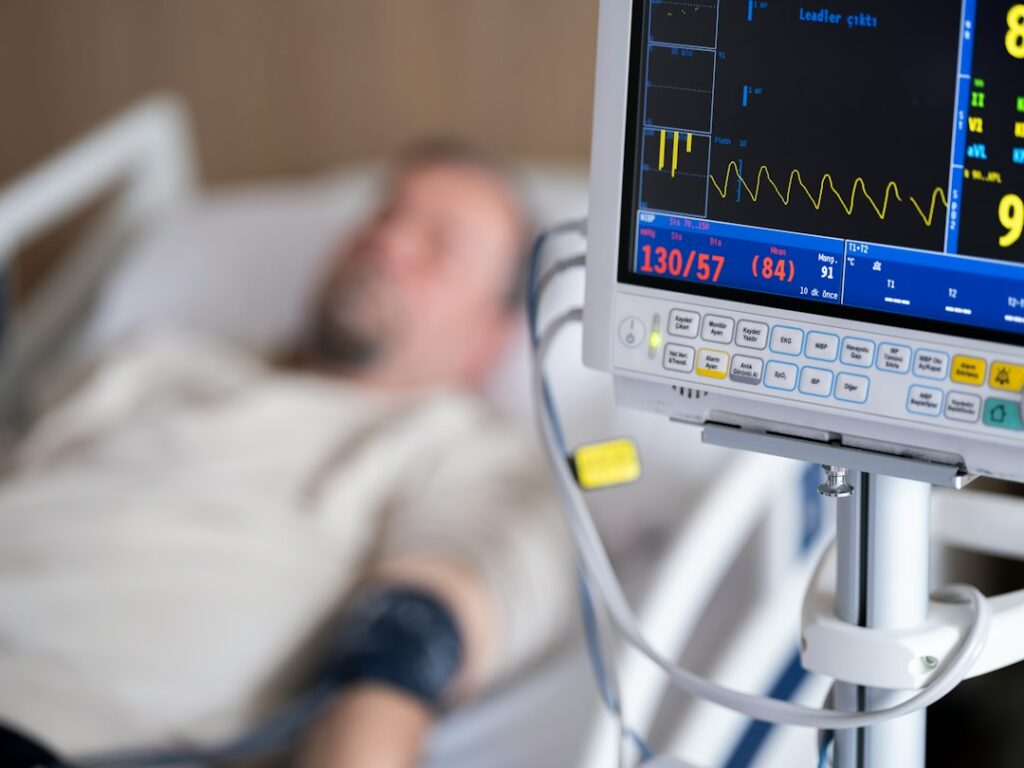 Organizacja opieki zdrowotnej w dni wolne: jak system radzi sobie z nagłymi przypadkami?