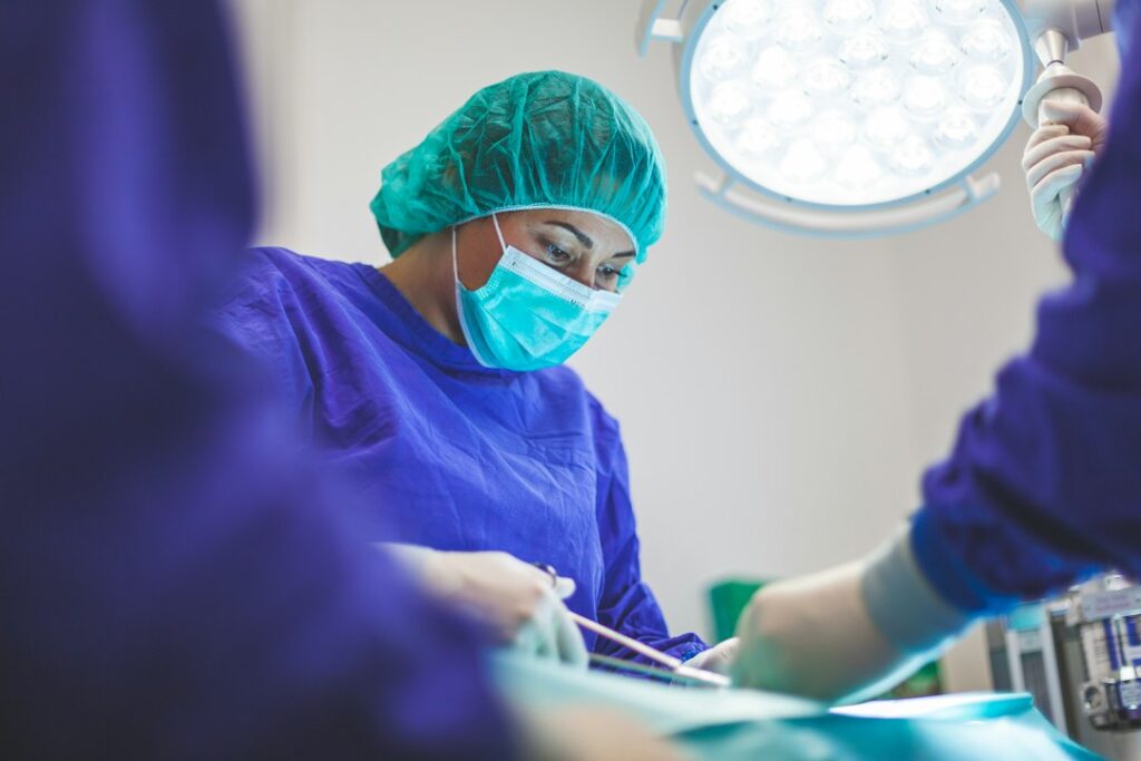 Wybitny neurochirurg w świecie nauki. Kim jest dr hab. n. med. Tomasz Dziedzic i co wnosi do polskiej medycyny?